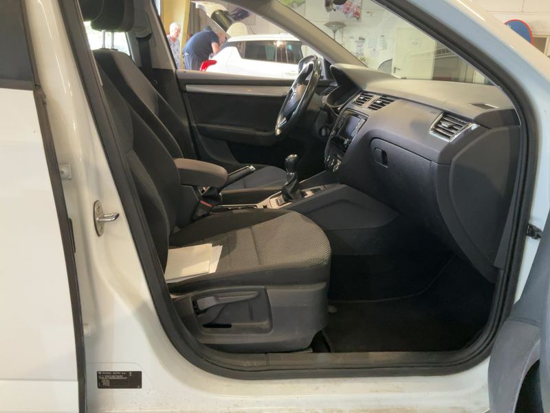 Skoda Octavia 1.6 TDI Ambition 2015 – снимка 16