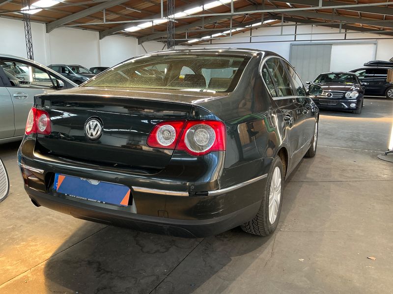 Volkswagen Passat 1.6 FSI Highline 2005 – снимка 2