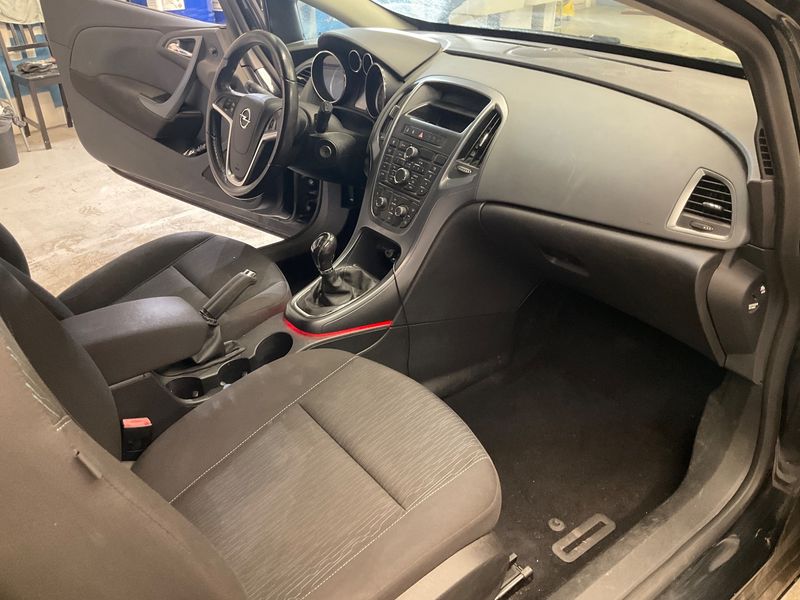 Opel Astra GTC 1.4 Turbo Edition 2012 – снимка 17