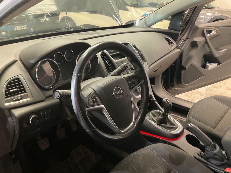 Opel Astra GTC 1.4 Turbo Edition 2012 – снимка 24