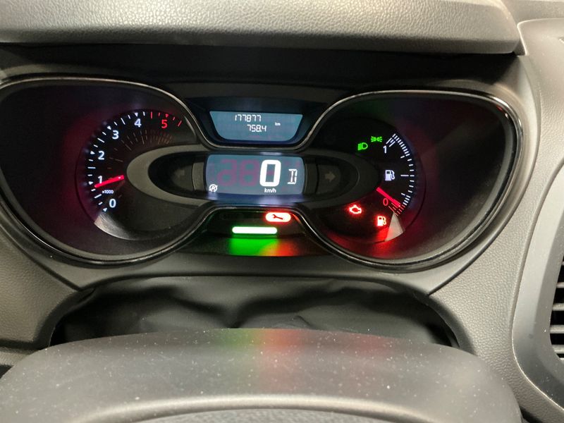 Renault Captur 1.5 dCi Iridium 2017 – снимка 18