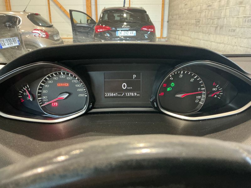 Peugeot 308 2.0 Blue-HDi Feline 2014 – снимка 18