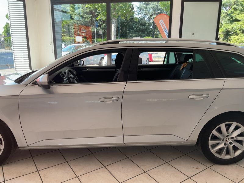 Skoda Superb 2.0 TDI Executive 2023 – снимка 4