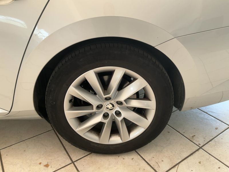 Skoda Superb 2.0 TDI Executive 2023 – снимка 5