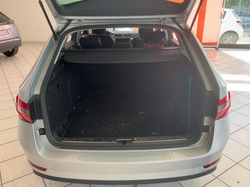 Skoda Superb 2.0 TDI Executive 2023 – снимка 15