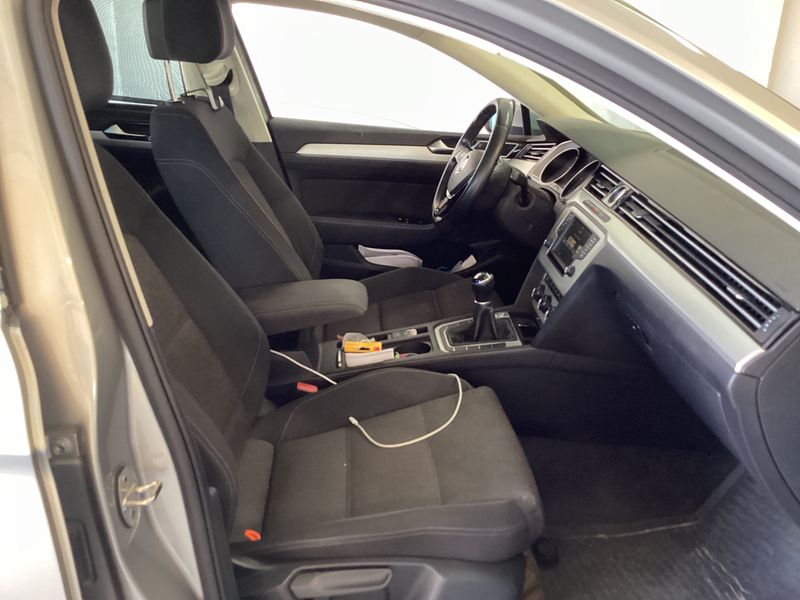 Volkswagen Passat 1.6 TDI Advance BlueMotion Tech 2016 – снимка 16