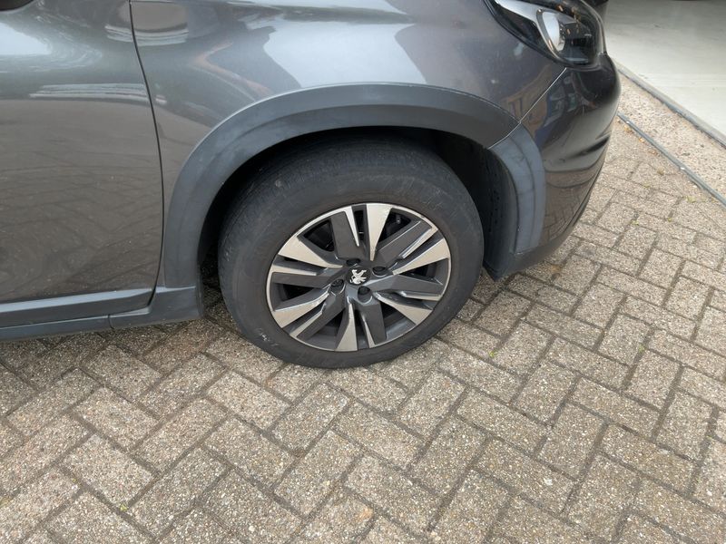 Peugeot 2008 1.2 PureTech Allure 2019 – снимка 11