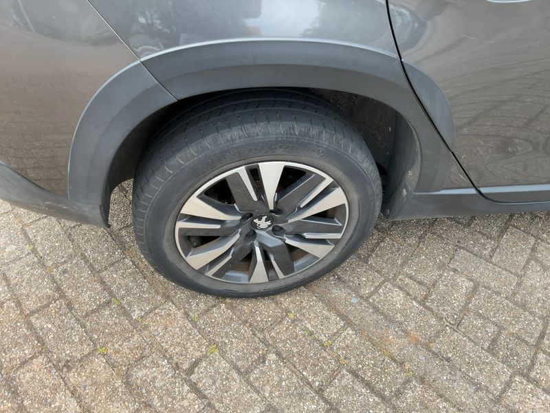 Peugeot 2008 1.2 PureTech Allure 2019 – снимка 9