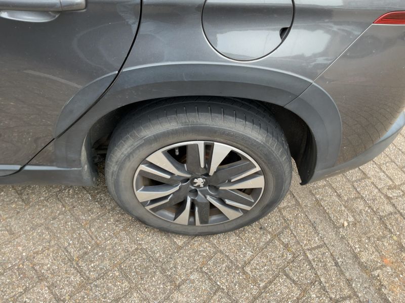 Peugeot 2008 1.2 PureTech Allure 2019 – снимка 5