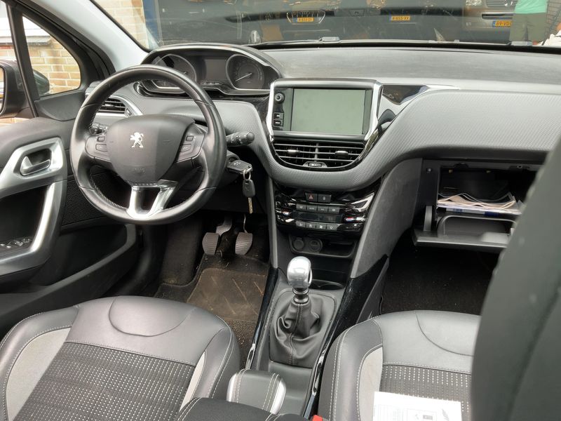 Peugeot 2008 1.2 PureTech Allure 2019 – снимка 17