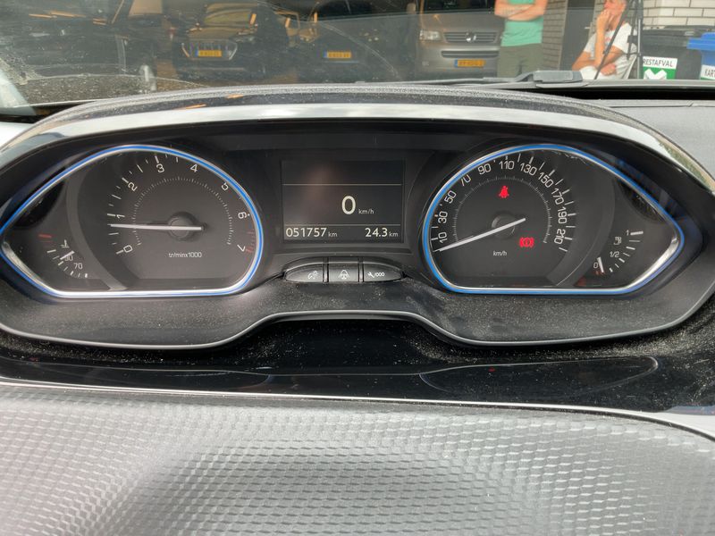 Peugeot 2008 1.2 PureTech Allure 2019 – снимка 18