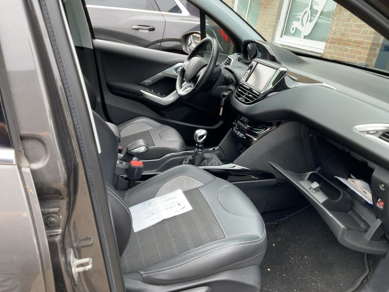 Peugeot 2008 1.2 PureTech Allure 2019 – снимка 16