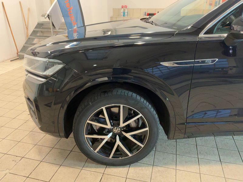 Volkswagen Touareg 3.0 TSI R-Line 4Motion 2022 – снимка 2