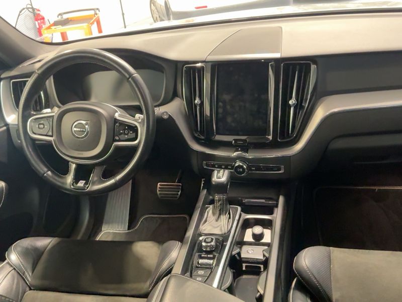 Volvo XC60 2.0 D5 R Design AWD 2018 – снимка 17