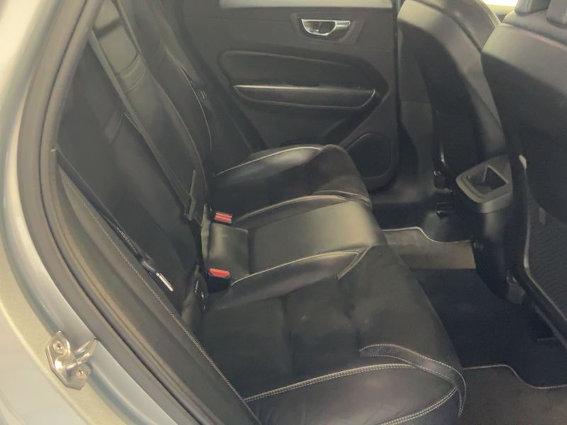 Volvo XC60 2.0 D5 R Design AWD 2018 – снимка 19