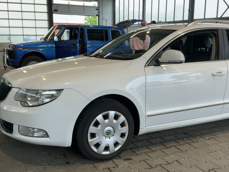 Skoda Superb 2.0 TDI Elegance 2011 – снимка 2