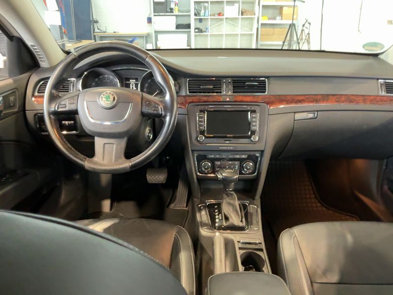 Skoda Superb 2.0 TDI Elegance 2011 – снимка 18