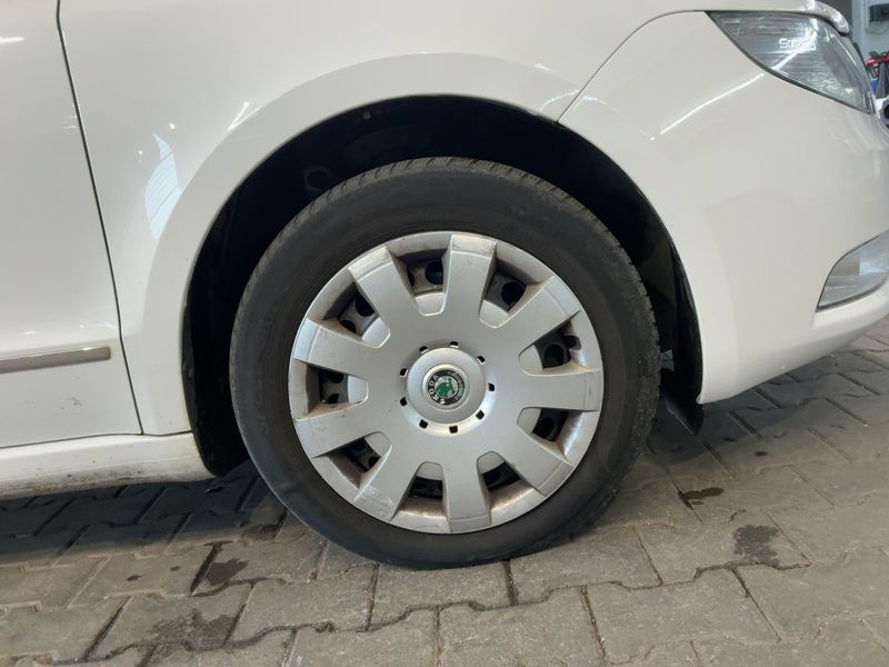 Skoda Superb 2.0 TDI Elegance 2011 – снимка 11