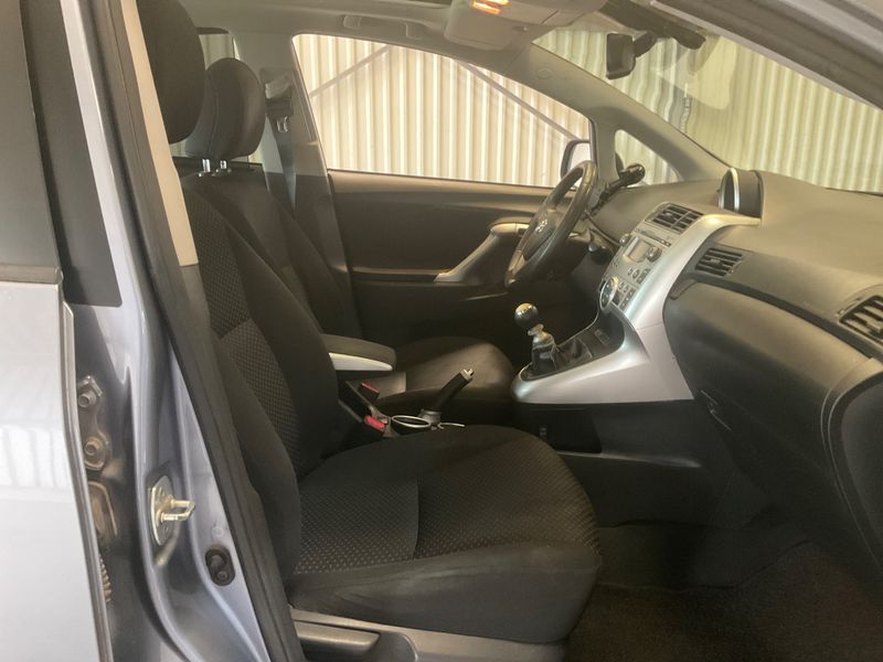 Toyota Verso 2.0 D-4D Executive 2011 – снимка 3