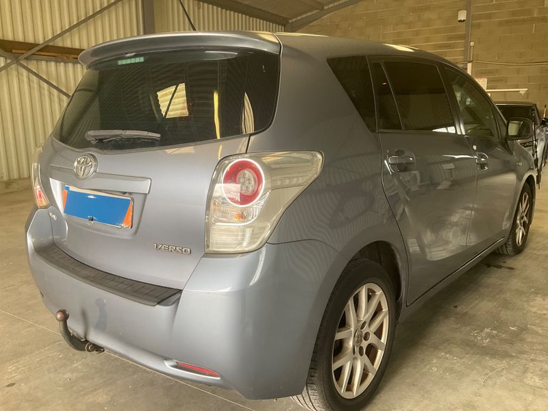 Toyota Verso 2.0 D-4D Executive 2011 – снимка 2