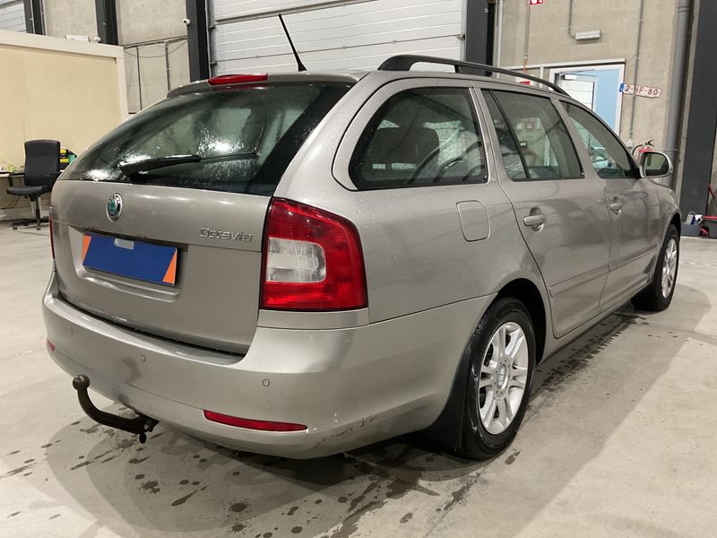 Skoda Octavia 1.6 TDI Ambiente 2011 – снимка 2