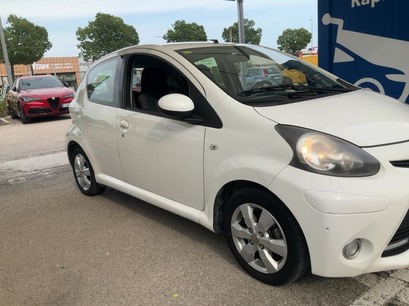 Toyota Aygo 1.0 City 2013 – снимка 12