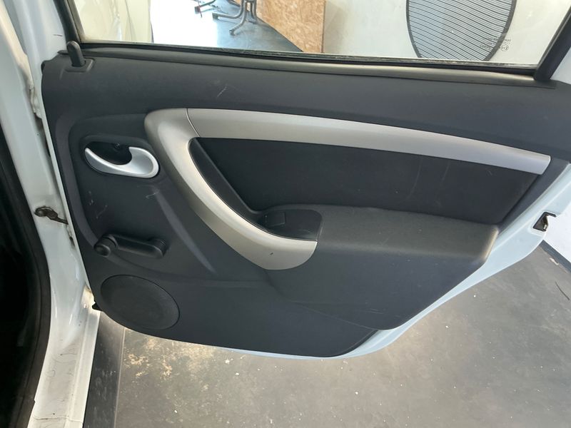 Dacia Duster 1.5 dCi Laureate 4x4 2012 – снимка 32