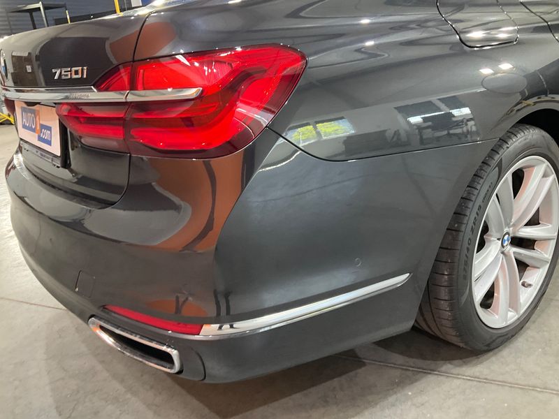 BMW 7er 750i xDrive 2017 – снимка 34