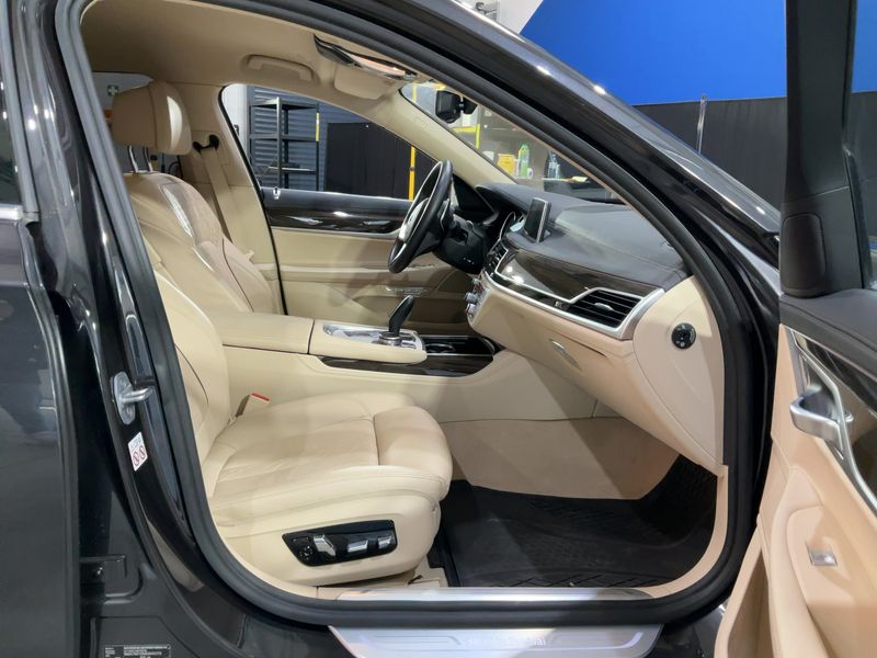 BMW 7er 750i xDrive 2017 – снимка 16