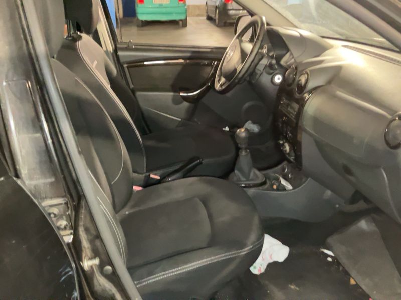 Dacia Duster 1.5 dCi Laureate 4x4 2011 – снимка 16