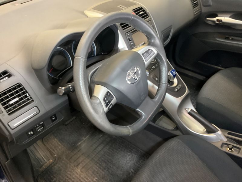Toyota Auris 1.8 Hybrid Executive 2012 – снимка 36