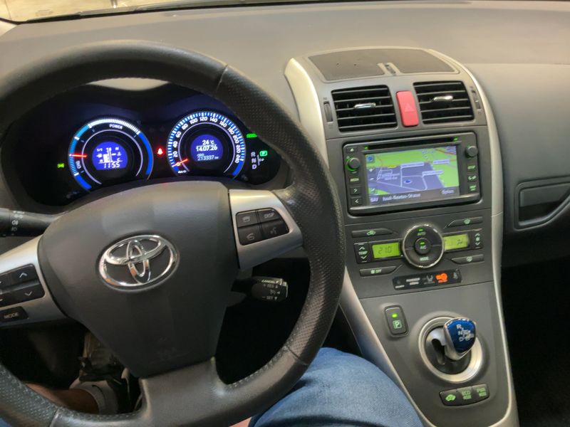 Toyota Auris 1.8 Hybrid Executive 2012 – снимка 18