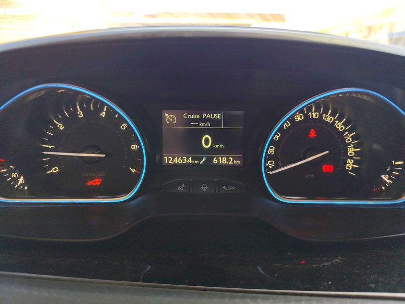 Peugeot 2008 1.2 PureTech Allure 2018 – снимка 12