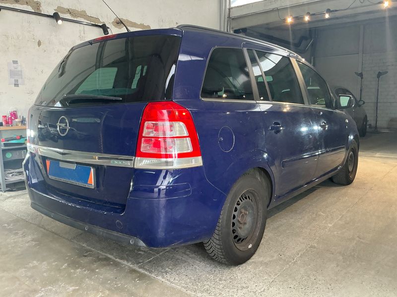 Opel Zafira 1.6 Design Edition 2011 – снимка 2