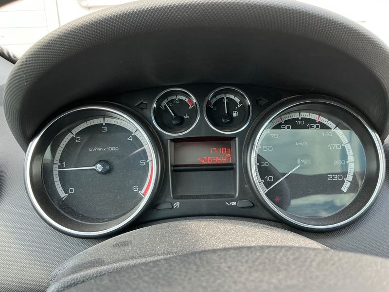 Peugeot 308 2.0 HDi Family 2011 – снимка 4
