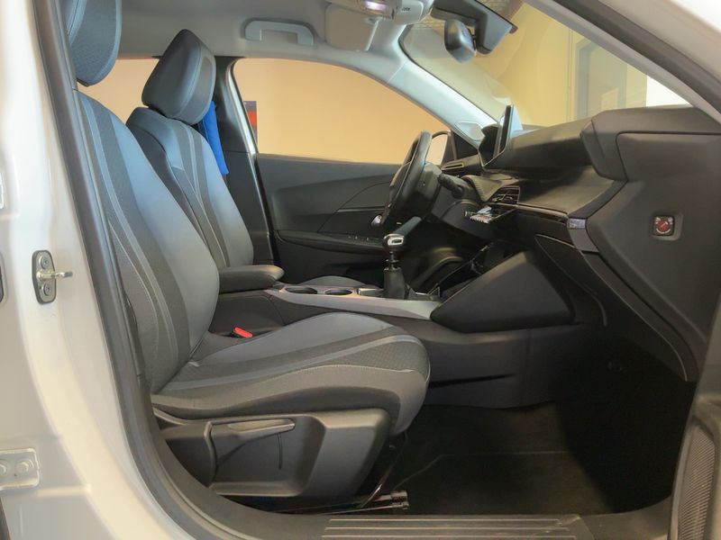 Peugeot 2008 1.2 PureTech Allure 2020 – снимка 16