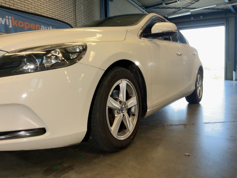 Volvo V40 1.6 D2 Momentum 2013 – снимка 2