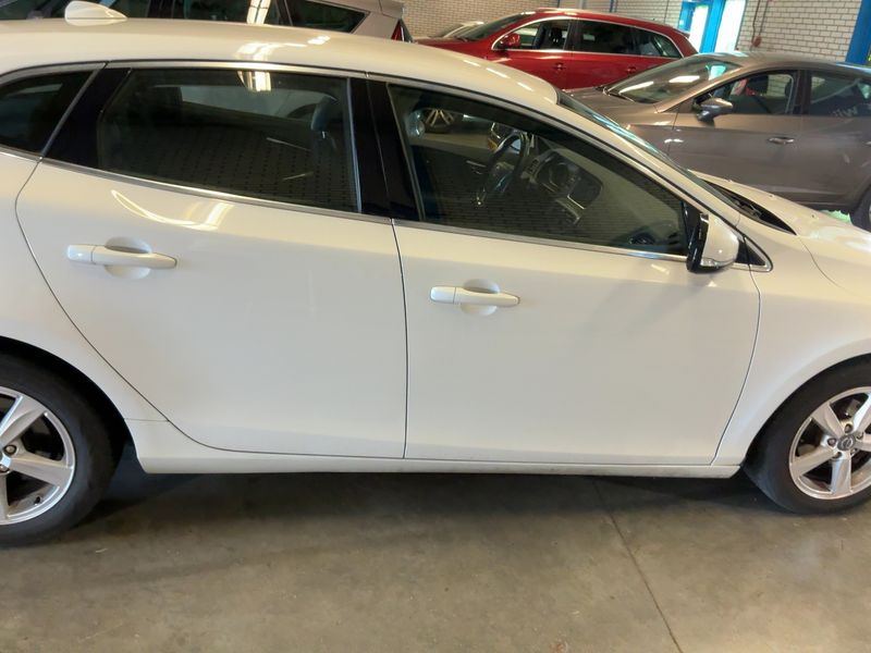 Volvo V40 1.6 D2 Momentum 2013 – снимка 10