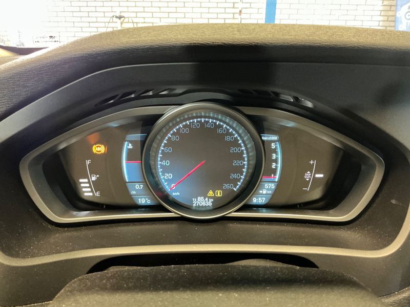Volvo V40 1.6 D2 Momentum 2013 – снимка 23