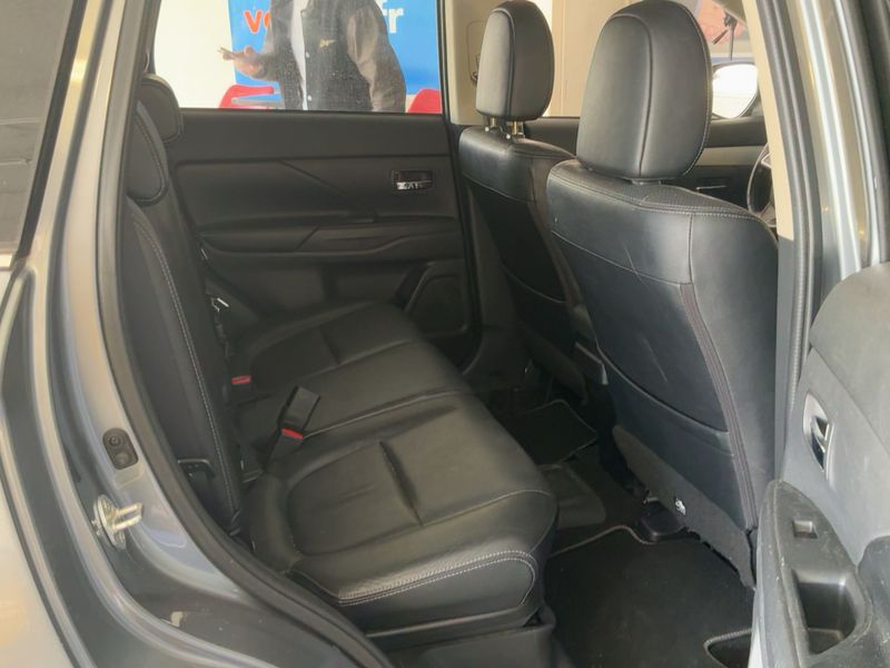 Mitsubishi Outlander 2.0 PHEV PHEV Intense 4WD 2013 – снимка 19