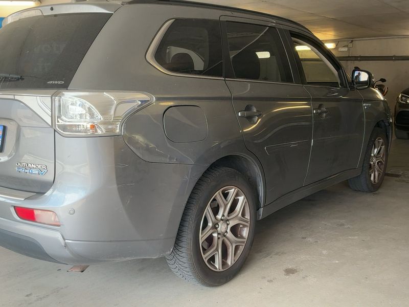 Mitsubishi Outlander 2.0 PHEV PHEV Intense 4WD 2013 – снимка 8