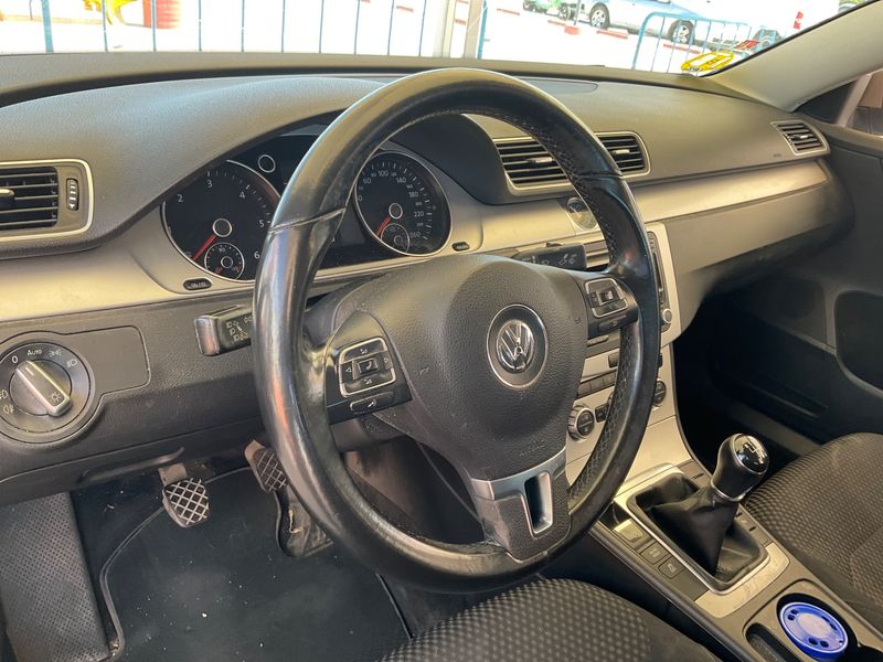 Volkswagen Passat 1.6 TDI Edition BlueMotion Tech 2014 – снимка 31