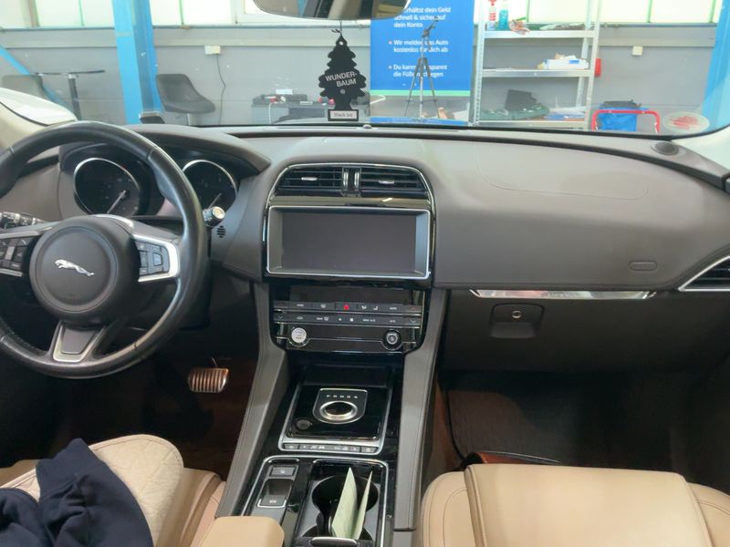 Jaguar F-Pace 25d Prestige AWD 2019 – снимка 18