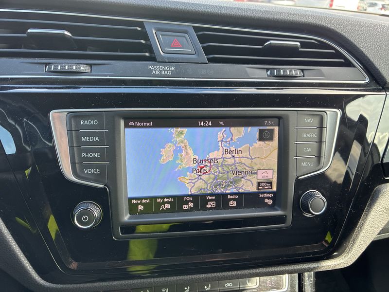 Volkswagen Touran 1.8 TSI Highline BlueMotion 2017 – снимка 13