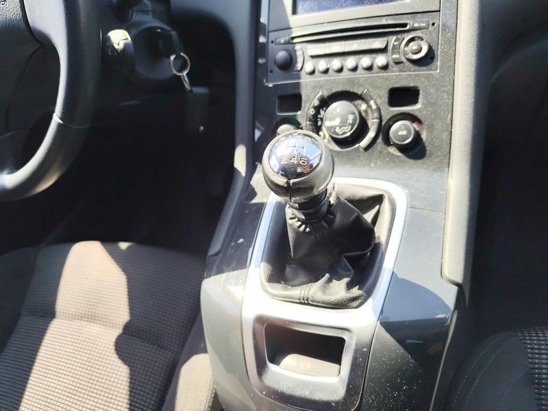 Peugeot 5008 2.0 HDi Active 2012 – снимка 22