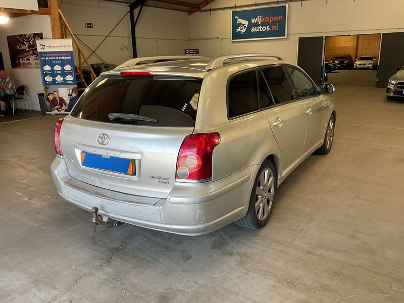 Toyota Avensis 2.0 D-4D Sol 2009 – снимка 2