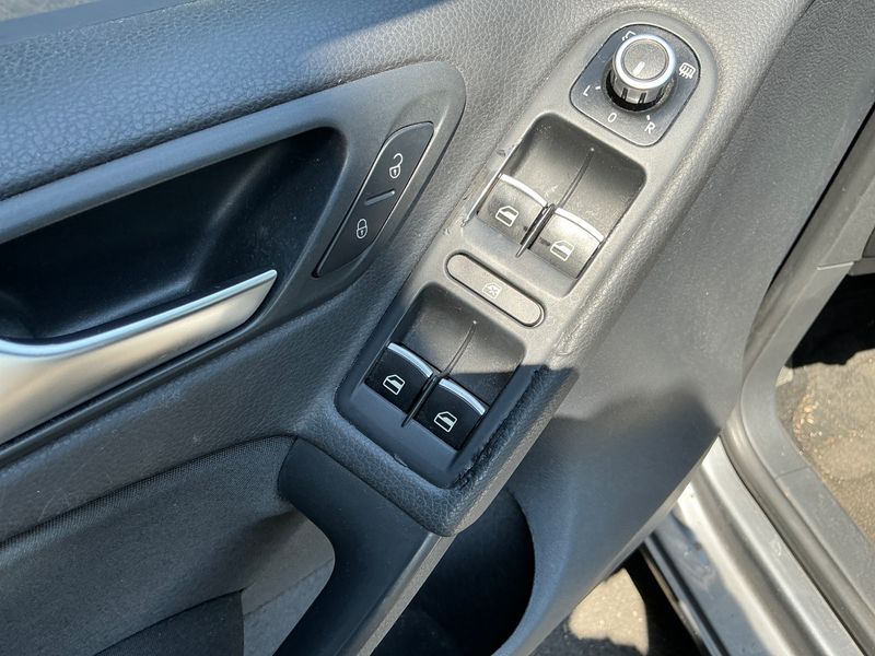 Volkswagen Golf VI 2.0 TDI Carat 2010 – снимка на щета 37