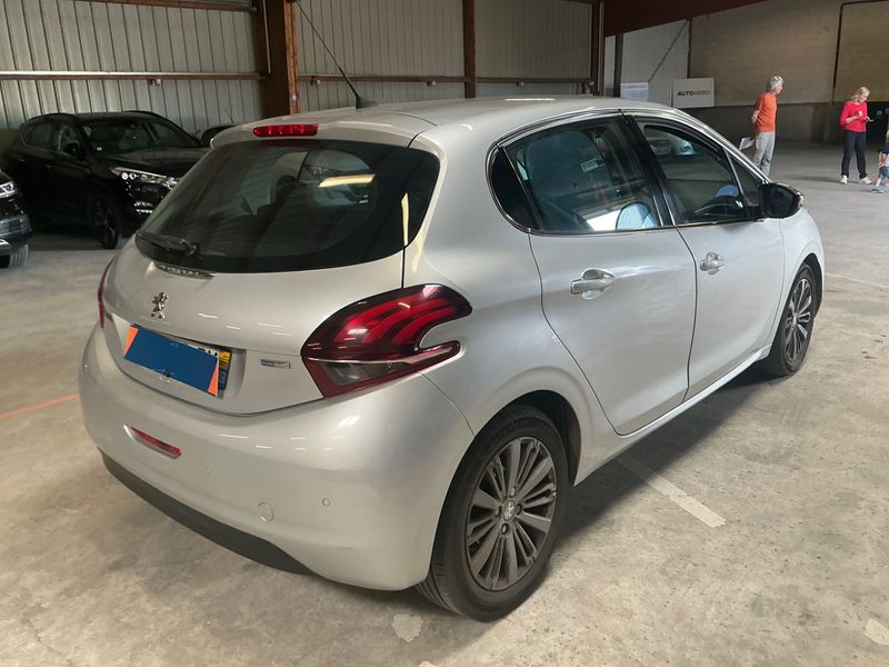 Peugeot 208 1.2 PureTech Allure 2017 – снимка 2