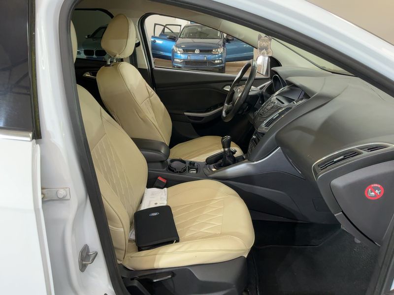 Ford Focus 1.0 EcoBoost Titanium 2012 – снимка 16