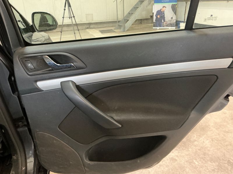 Skoda Octavia 1.6 TDI Impuls Edition 2011 – снимка 40
